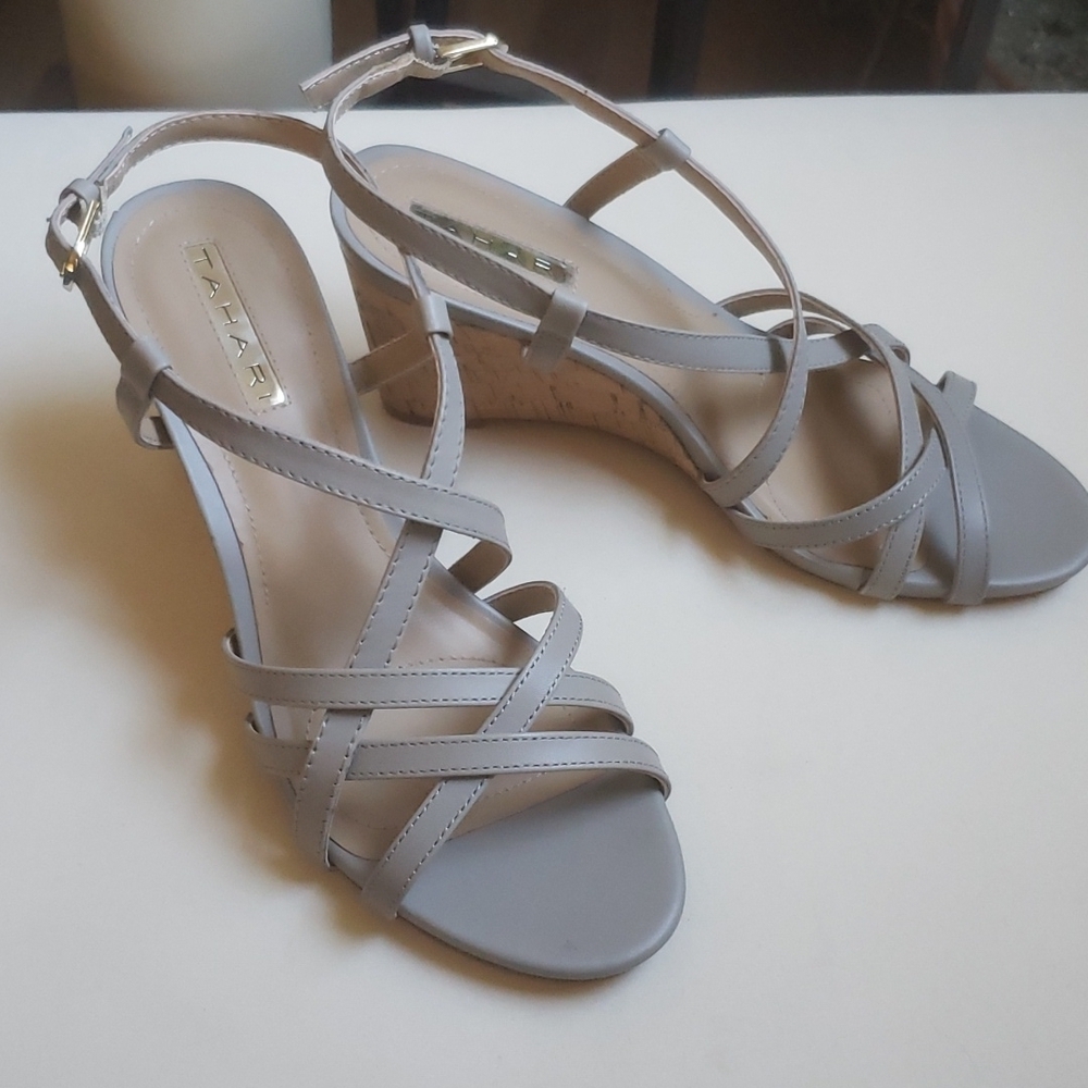 TAHARI grey strappy wedge sandals - Women 7.5